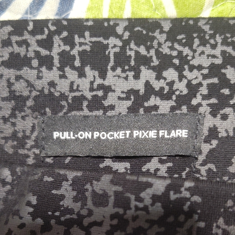 Black Patterned Wide-Leg Pants - Picture 5 of 9
